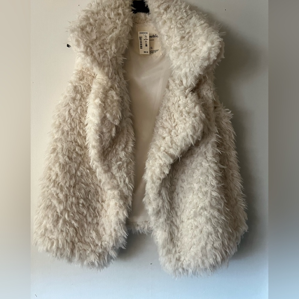 New with tags AEROPOSTALE soft fluffy white vest large